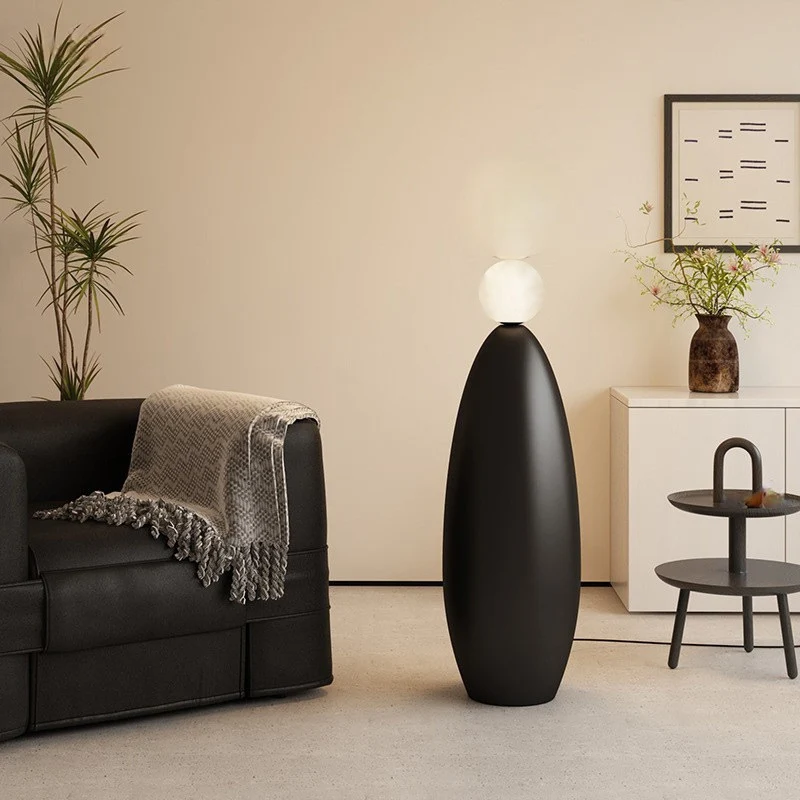 Skulpturale Stehlampe mit dualem Globusdesign
