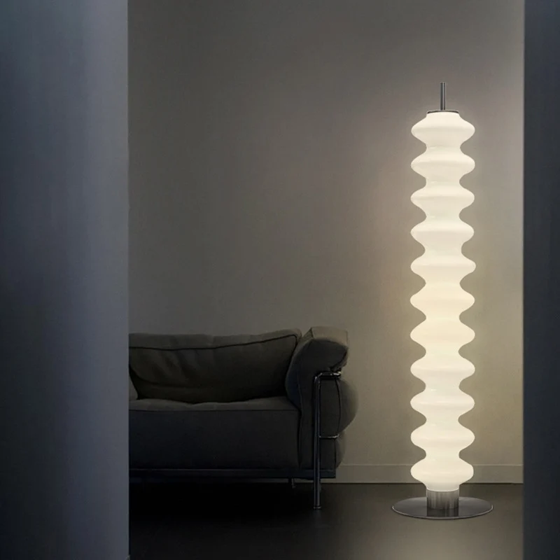 Moderne Tischlampe mit skulpturalem Design
