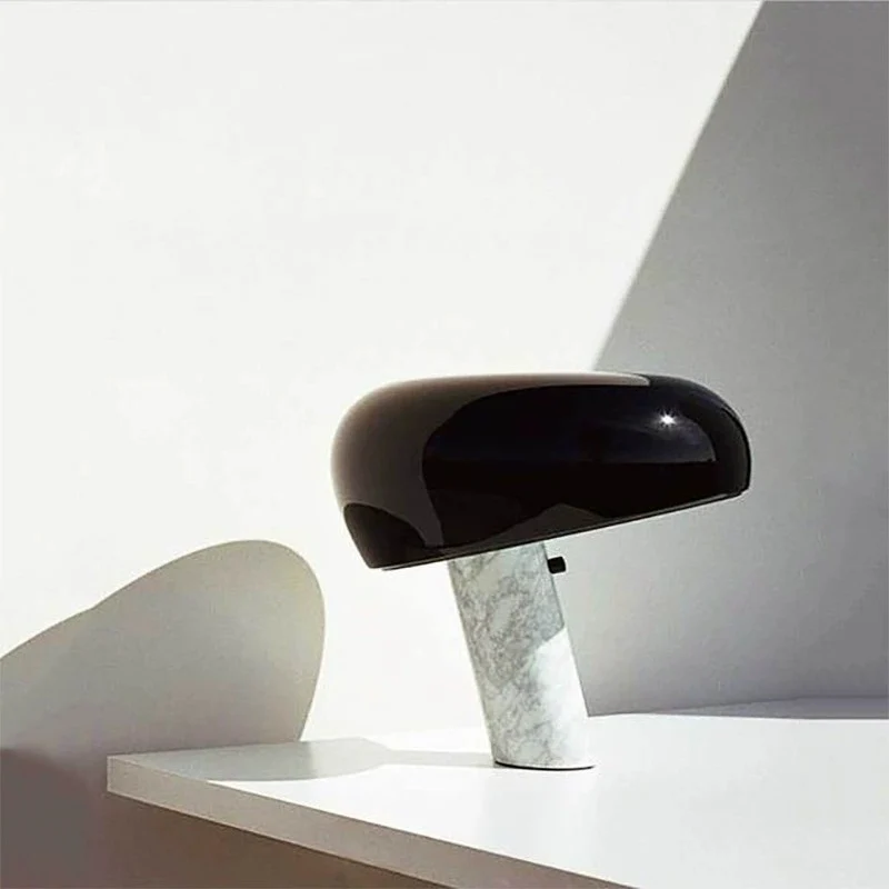 Moderne Tischlampe mit geometrischem Design