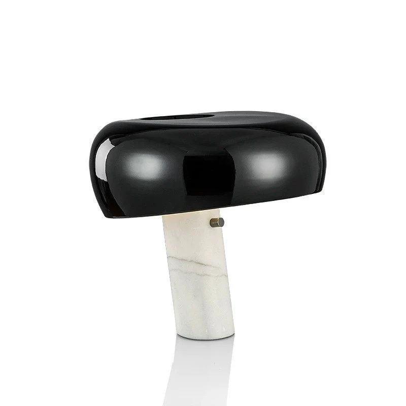 Moderne Tischlampe mit geometrischem Design