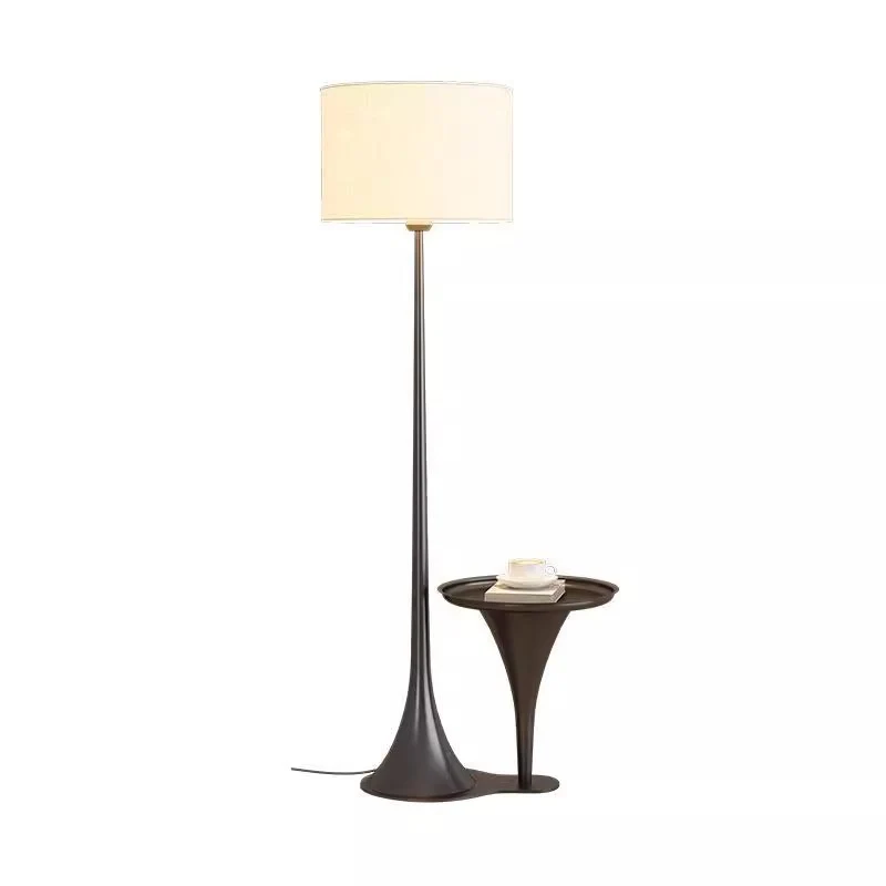 Moderne schlanke Stehlampe