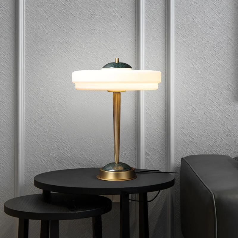 Moderne Minimalistische Tischlampe mit elegantem Globus-Design