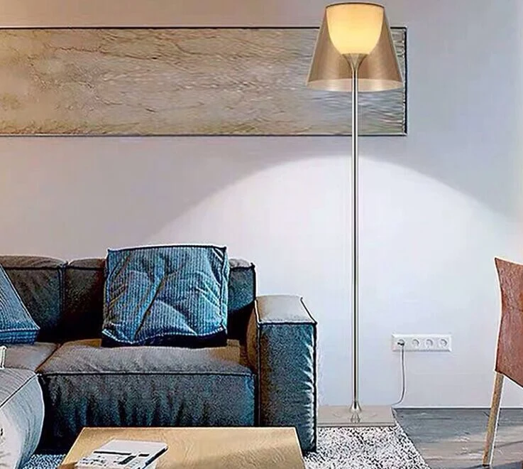 Moderne Minimalistische Stehleuchte mit verstellbarem Schirm