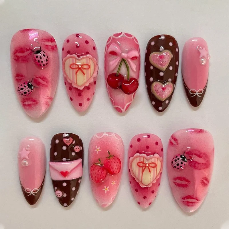 Romantisches Kuss-inspiriertes Press-On Nagelkunstset