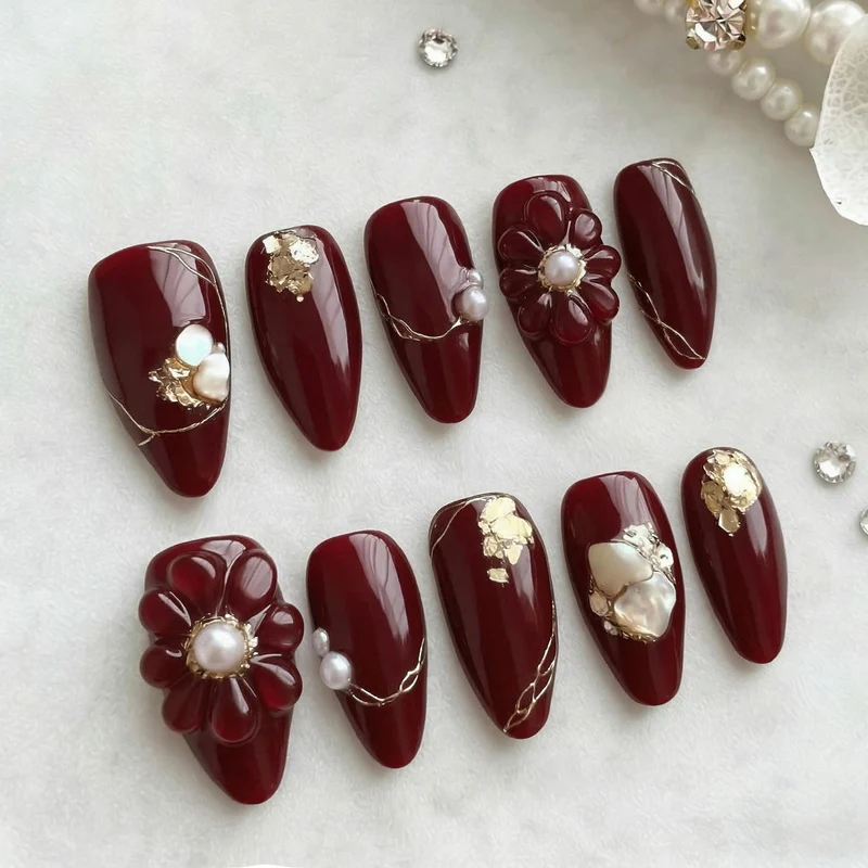Luxuriöses floral verziertes Press-On-Nagelkunst-Set