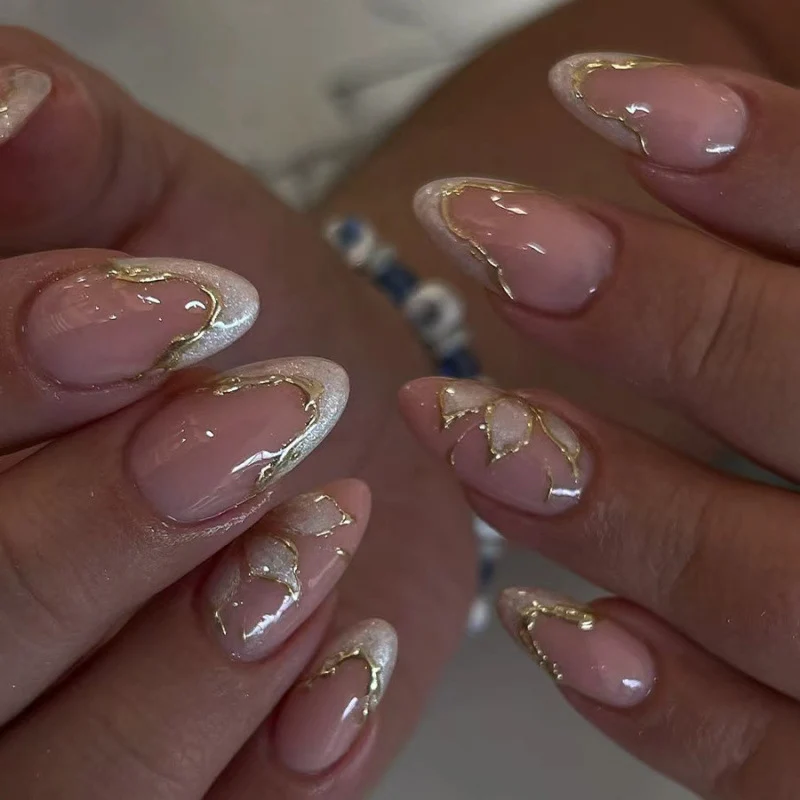 Elegante glänzende French Tip Press-On Nägel mit goldenen Akzenten
