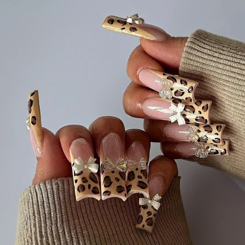 Elegantes Französisches Tipp Druck-On Nagelkunst Set