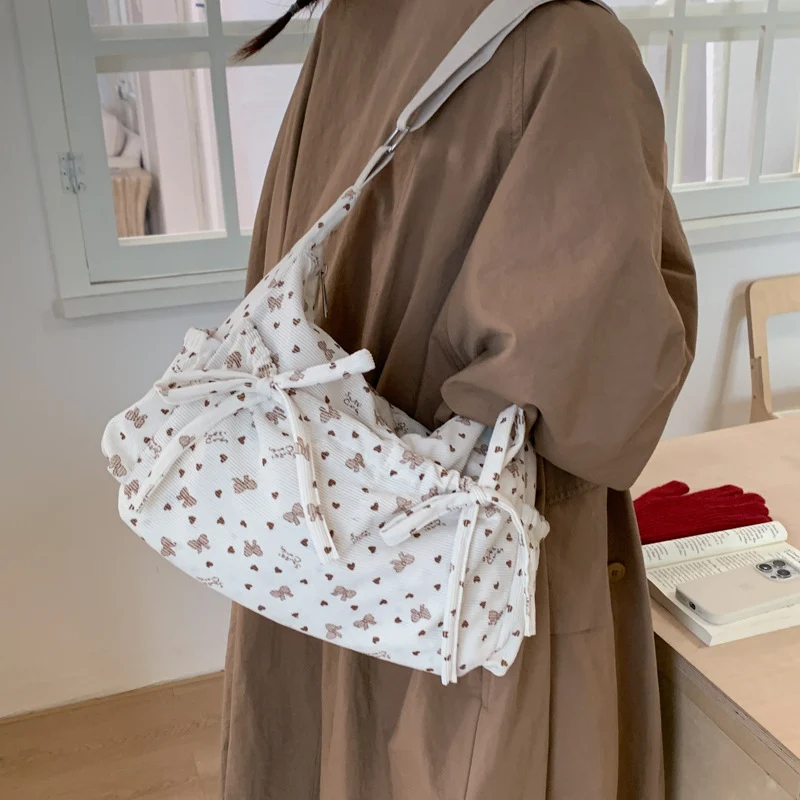 Stylische Blumenschmuck-Hobo-Tasche