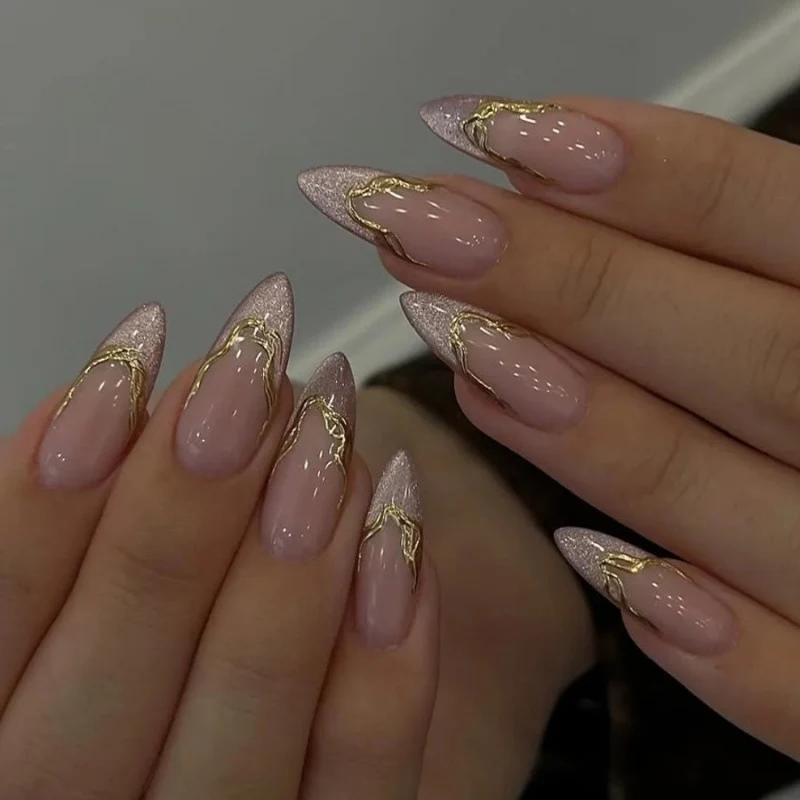 Elegantes Stiletto Press-On Nagelset mit 3D Goldakzenten