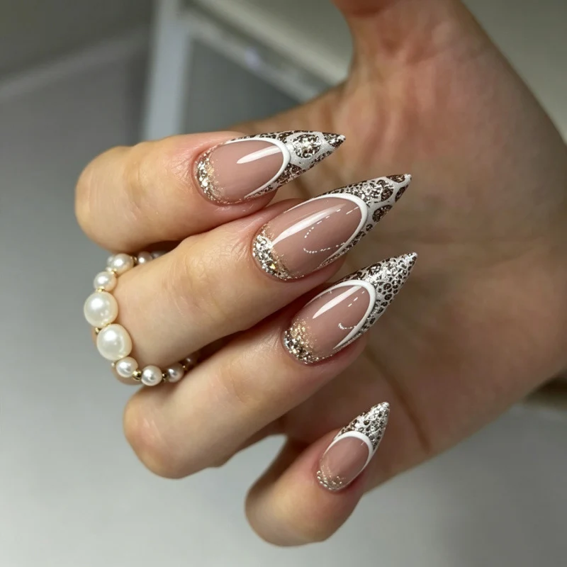 Elegante Stiletto Press-On Nagelkunst mit Glitzerakzenten
