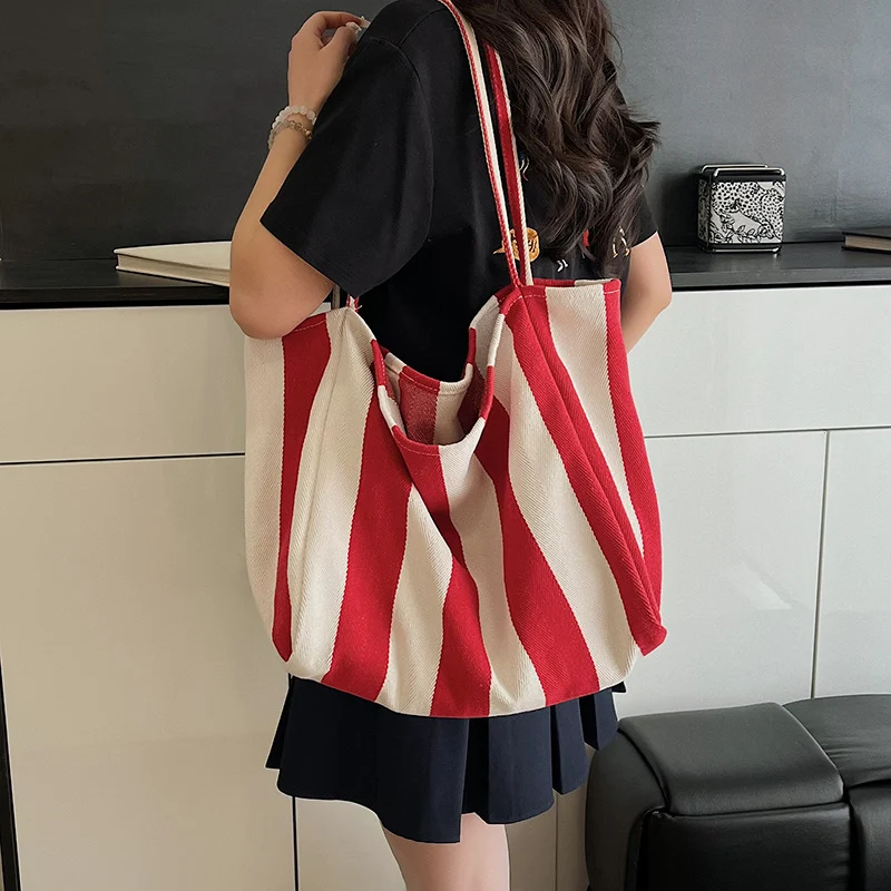 Geräumige gestreifte Strandtasche