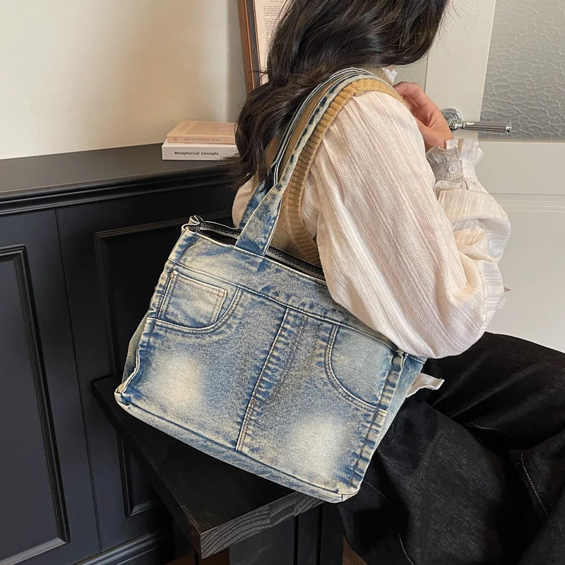 Denim-inspirierte Mehrfach-Taschen Tote Bag