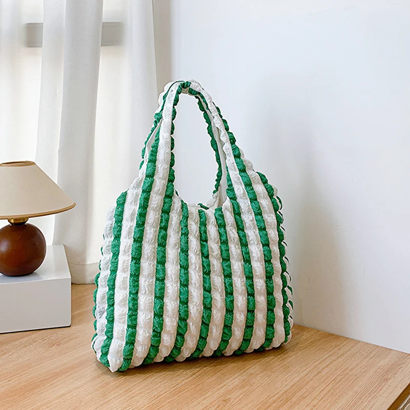 Gemütliche strukturierte Schultertasche
