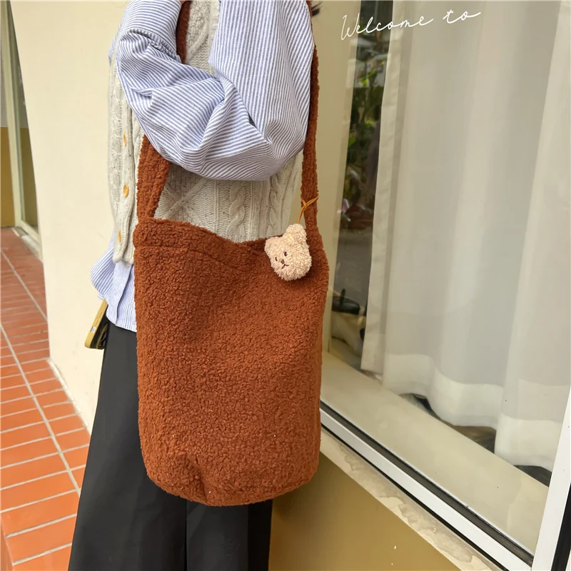 Gemütliche Kunstfell-Eimer-Tasche