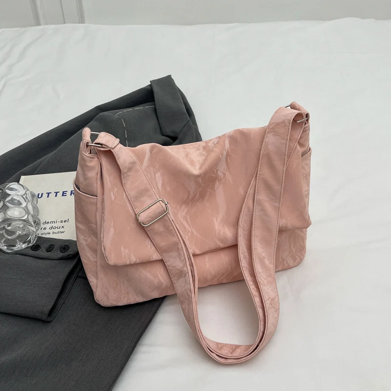 Texturierte schlabberige Schultertasche