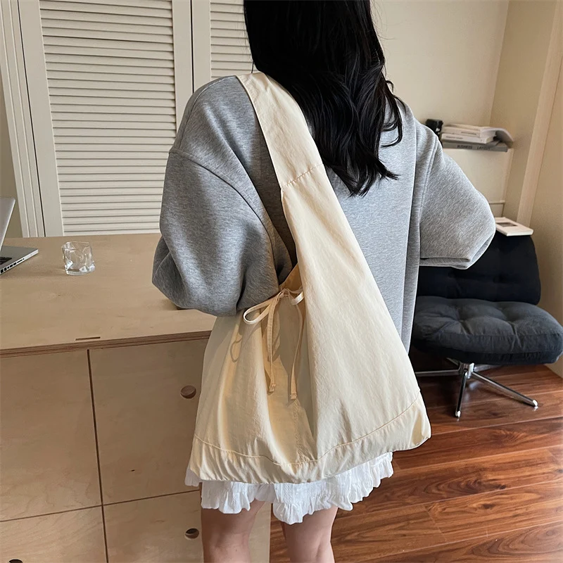 Lässiger verstellbarer Sling Tote