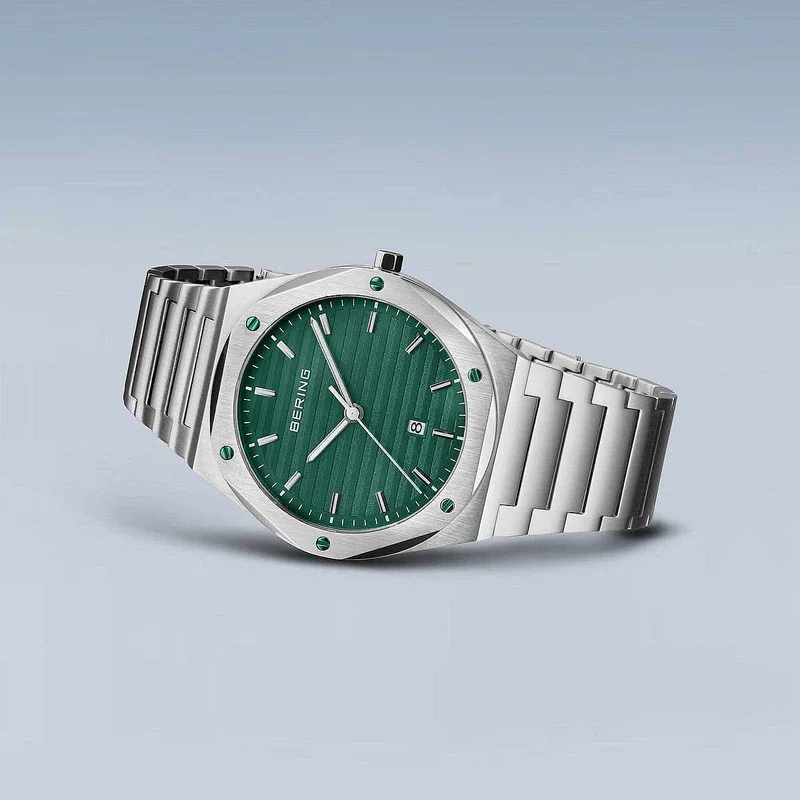 Bering Classic 19742-708 Herrenuhr • Kratzfestes Saphirglas • Flaches Design