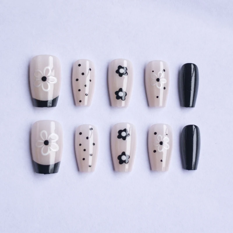 Stylisches Blumen-Nagelkunst-Set