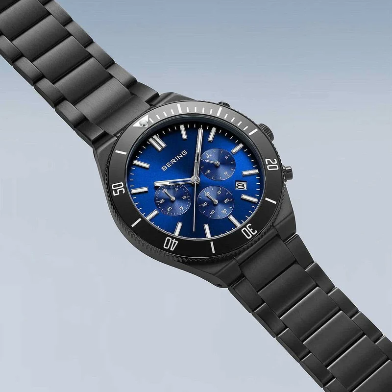 Bering Classic 15043-727 Herrenuhr • Kratzfestes Saphirglas • Blaues Sunray-Zifferblatt