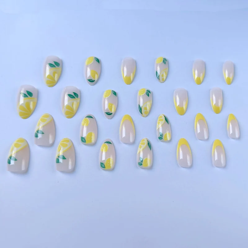 Stylisches Nagelkunst-Set mit Zitrone und Blumenmuster