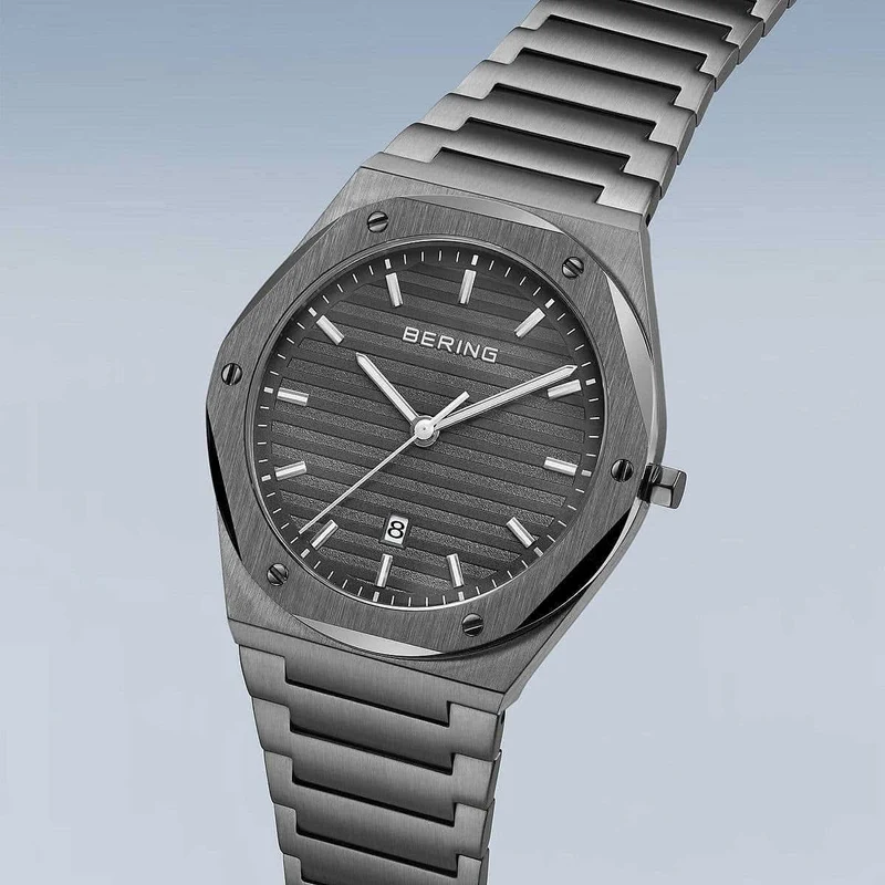 Bering Titanium 19742-777 Herrenuhr • Kratzfestes Saphirglas • Leichtes Titan