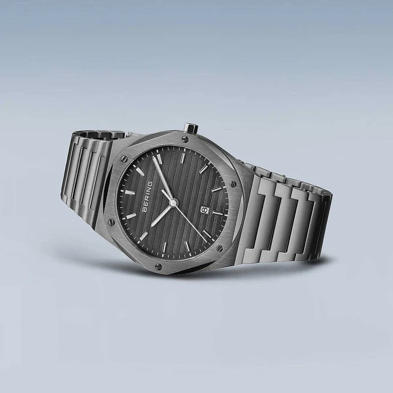 Bering Titanium 19742-777 Herrenuhr • Kratzfestes Saphirglas • Leichtes Titan