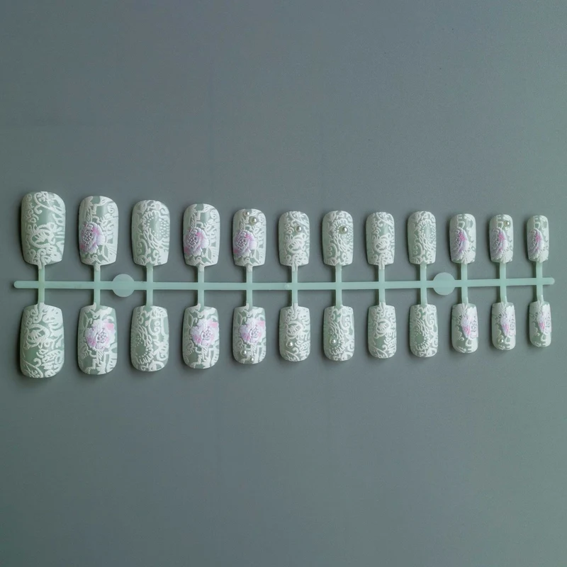 Aufwendige Blumen-Spitzen-Nagelkunst
