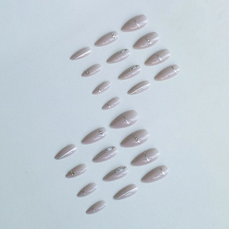 Glamouröse mit Strass akzentuierte Nagelkunst