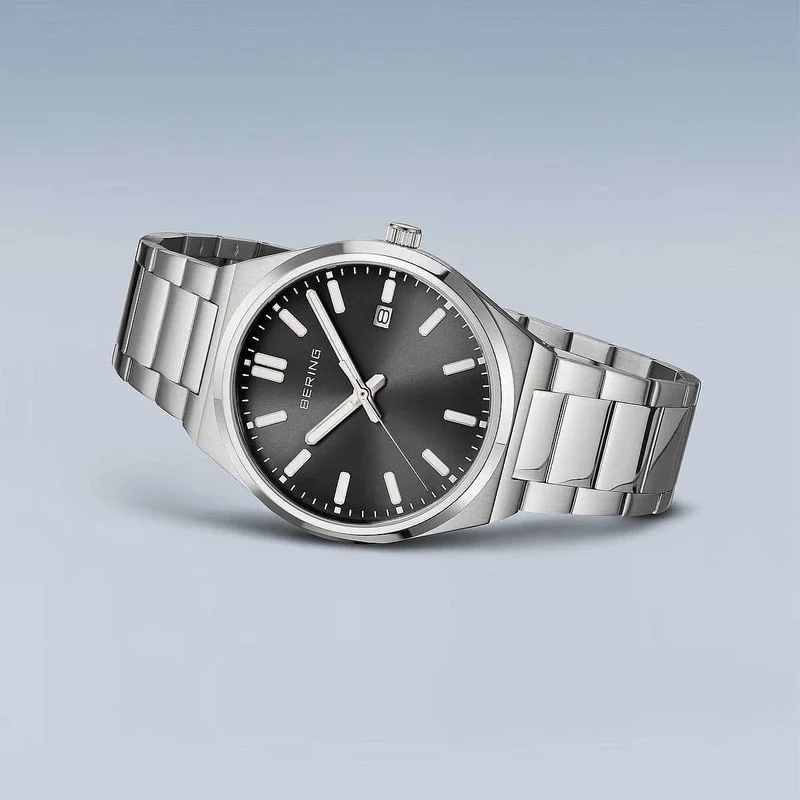 Bering Classic 17639-702 Herrenuhr • Kratzfestes Saphirglas • Flaches, dänisches Design