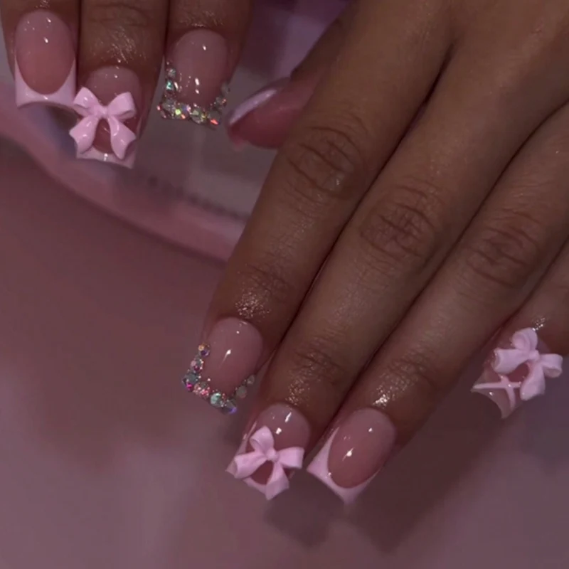 Dekorativer Nagelkunst-Set mit Schleifenakzenten
