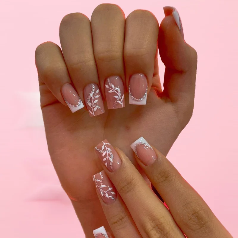 Elegantes florales Acryl-Nageldesign