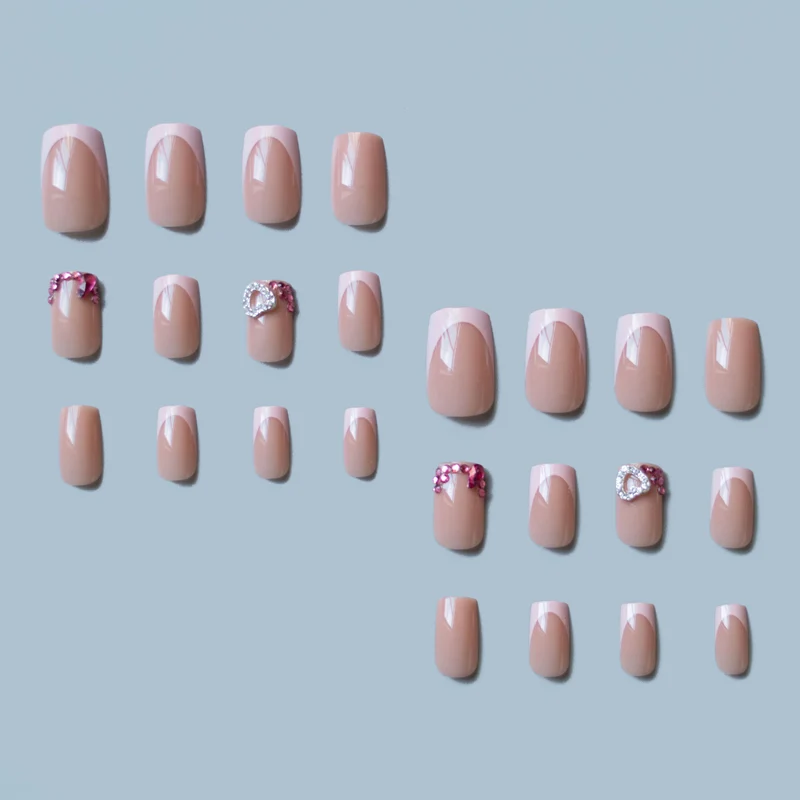 Dekoratives French Tip Nagelkunst Set mit Juwelenakzenten