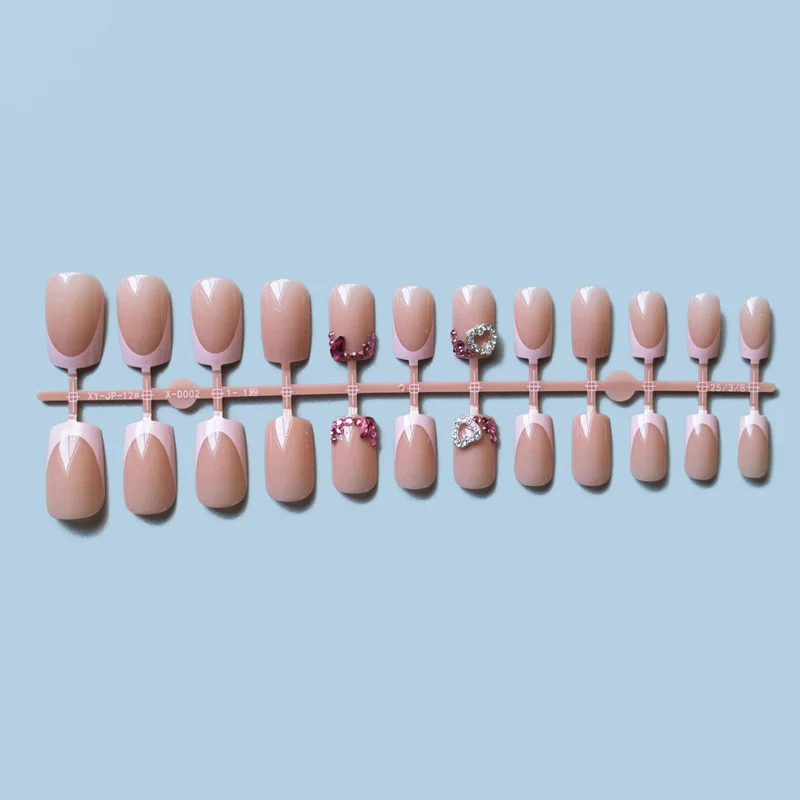 Dekoratives French Tip Nagelkunst Set mit Juwelenakzenten