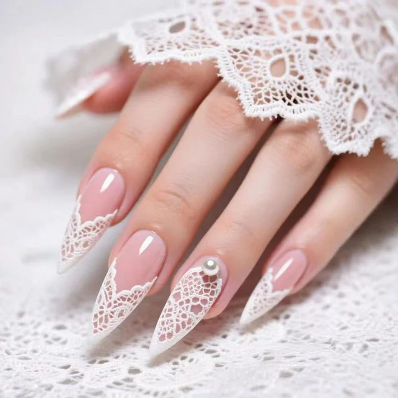 Elegante Spitzen-Detail Nagelkunst