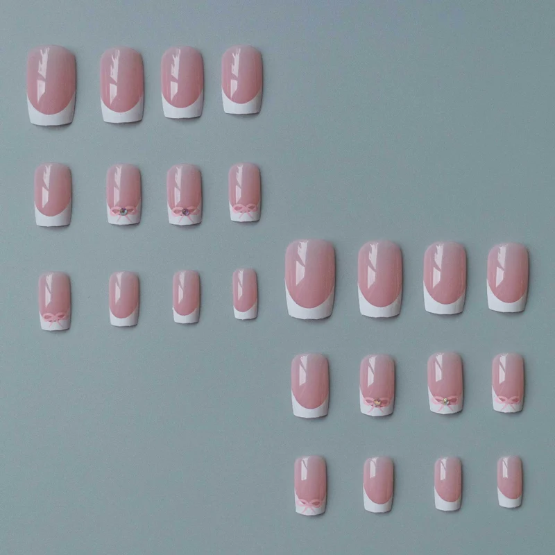 Elegantes French Tip Nagelkunstset mit zarten Schleifenakzenten