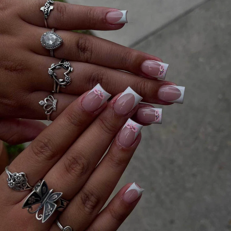 Elegantes French Tip Nagelkunstset mit zarten Schleifenakzenten