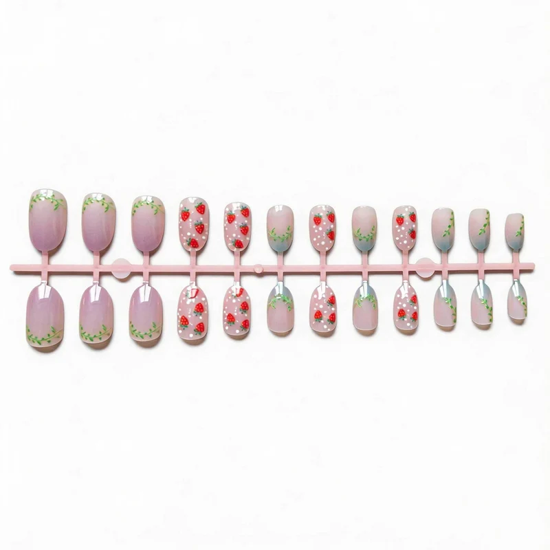 Künstlerische Erdbeer-Themen-Nagelkunst