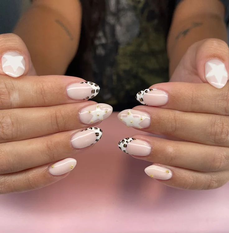 Künstlerisches Leopardenmuster und Stern Nageldesign Set