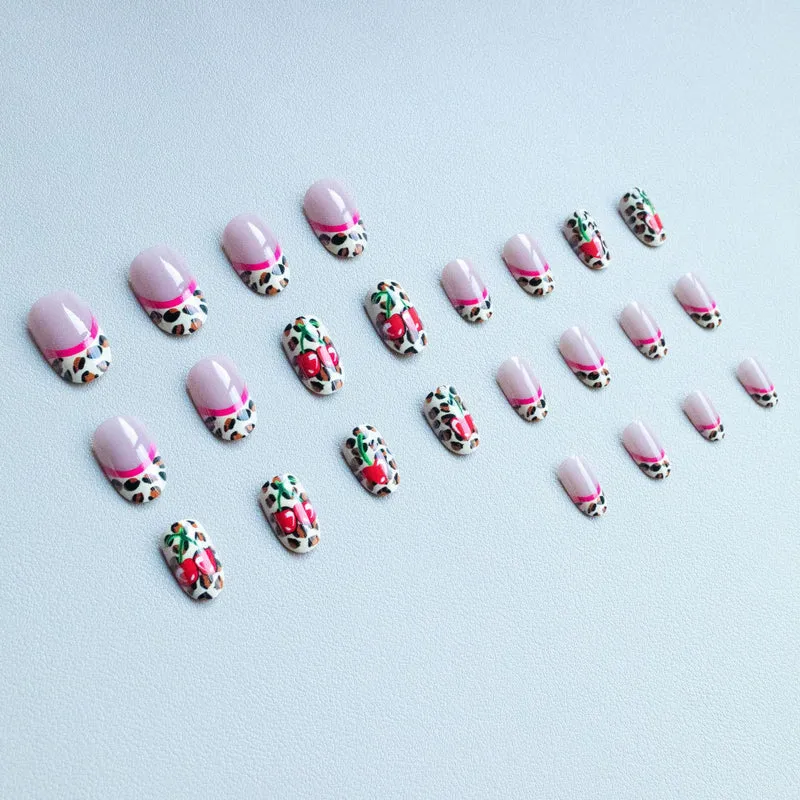 Künstlerische Leopard- und Kirsch-Nagelkunst