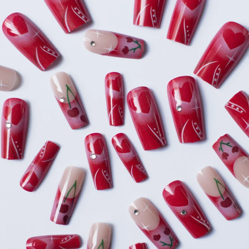 Künstlerisches Herz- und Kirsch-Nagelkunstdesign