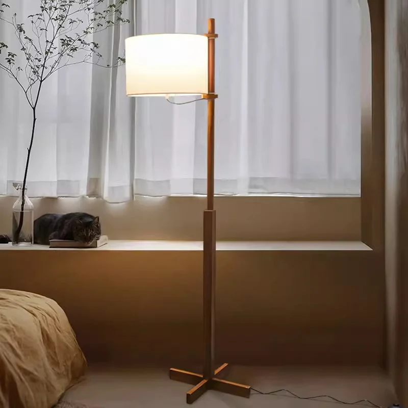Moderne Stehlampe mit verstellbarem Schirm