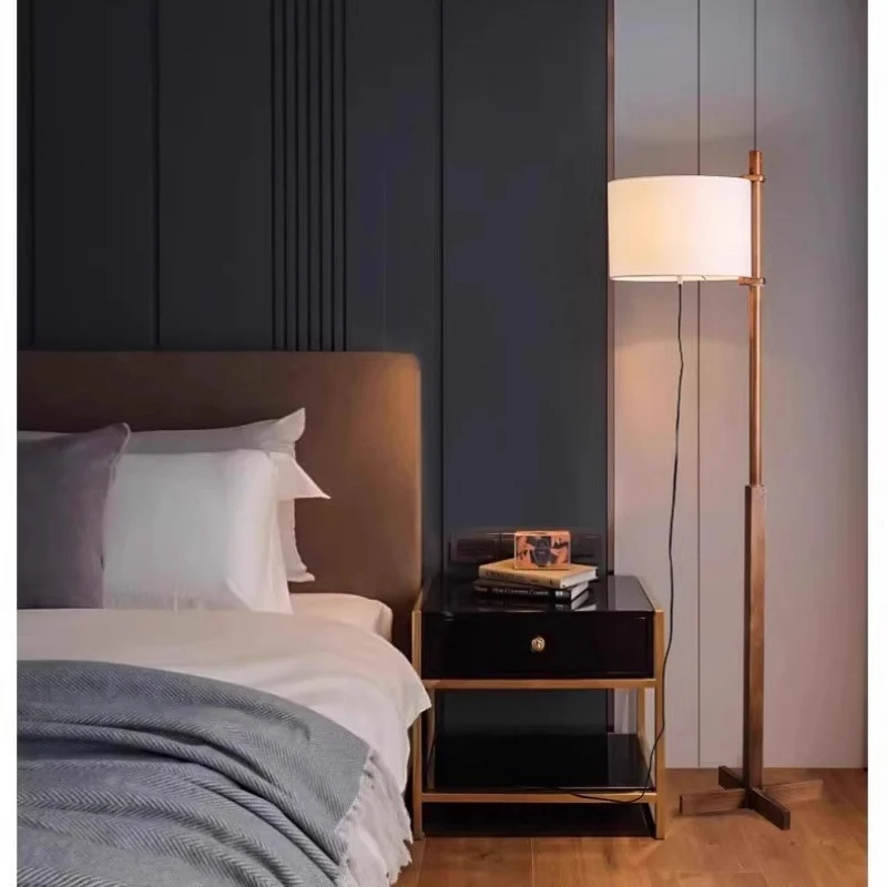 Moderne Stehlampe mit verstellbarem Schirm