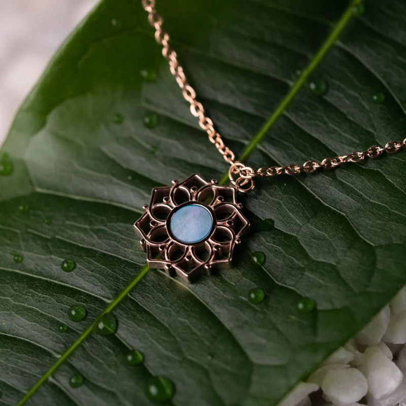 Halskette mit blauem Perlmutt Anhänger - Holzkern Modell: Jewelry
