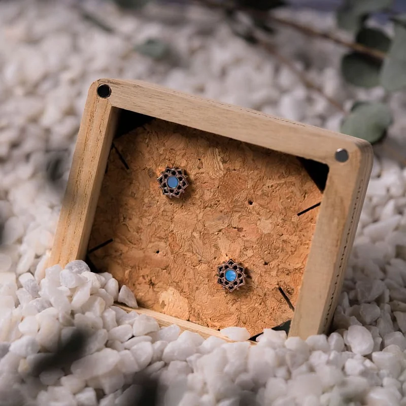 Composition Ohrringe mit blauem Perlmutt - Holzkern Modell: Jewelry