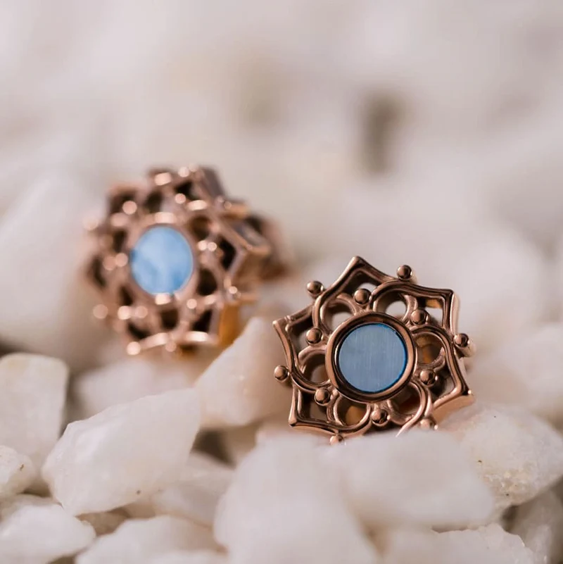 Composition Ohrringe mit blauem Perlmutt - Holzkern Modell: Jewelry
