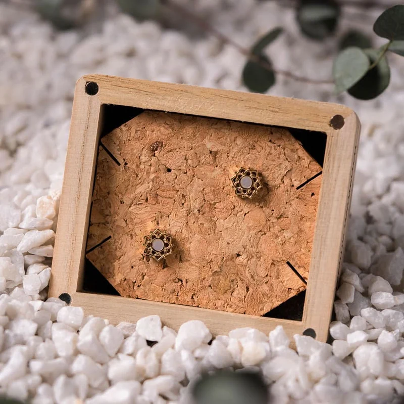 Composition Ohrringe mit weißem Perlmutt - Holzkern Modell: Jewelry