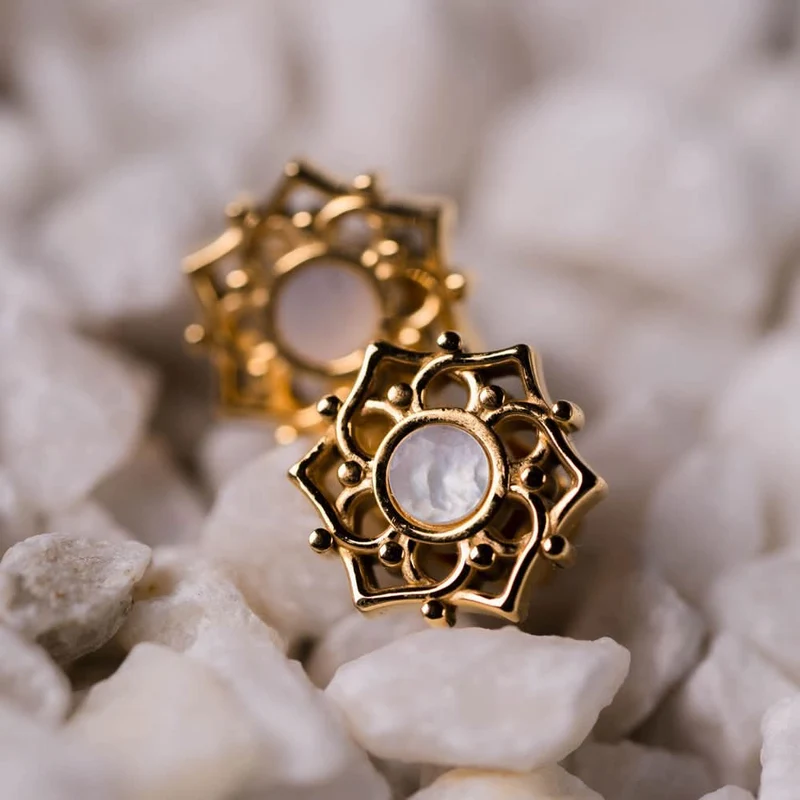 Composition Ohrringe mit weißem Perlmutt - Holzkern Modell: Jewelry