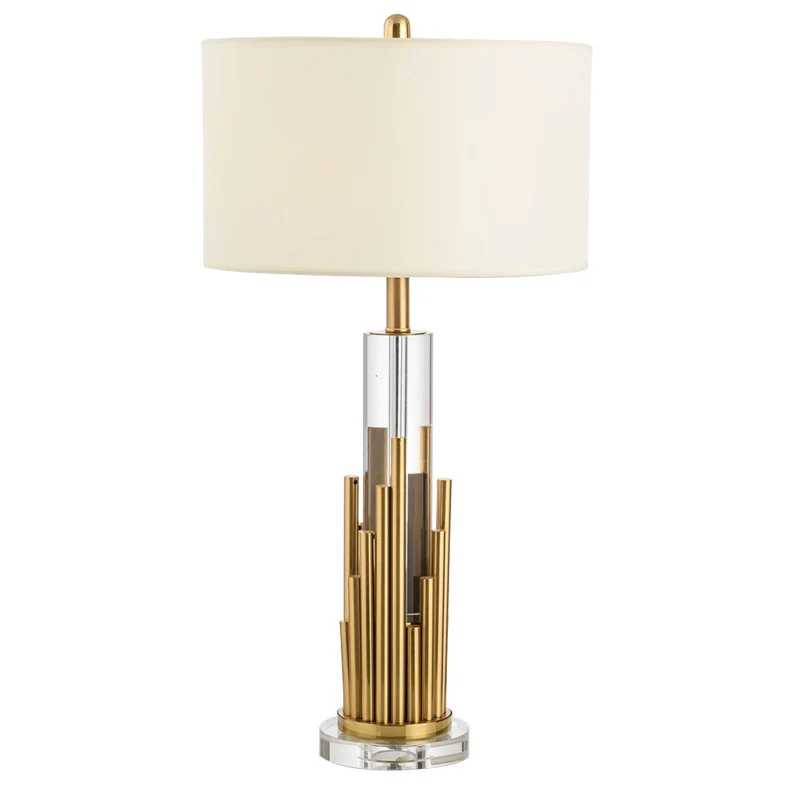 Moderne dekorative Tischlampe mit skulpturalem Messingdesign