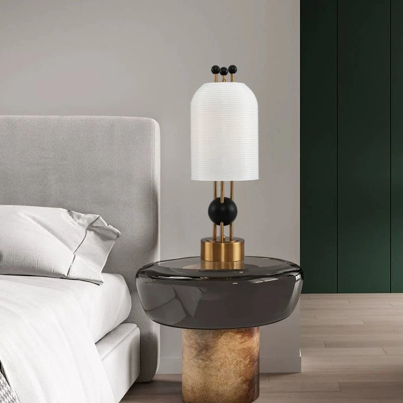 Moderne dekorative Tischlampe mit geometrischem Design