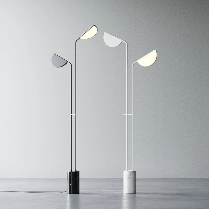 Moderne verstellbare Stehlampe mit doppelten Schirmen